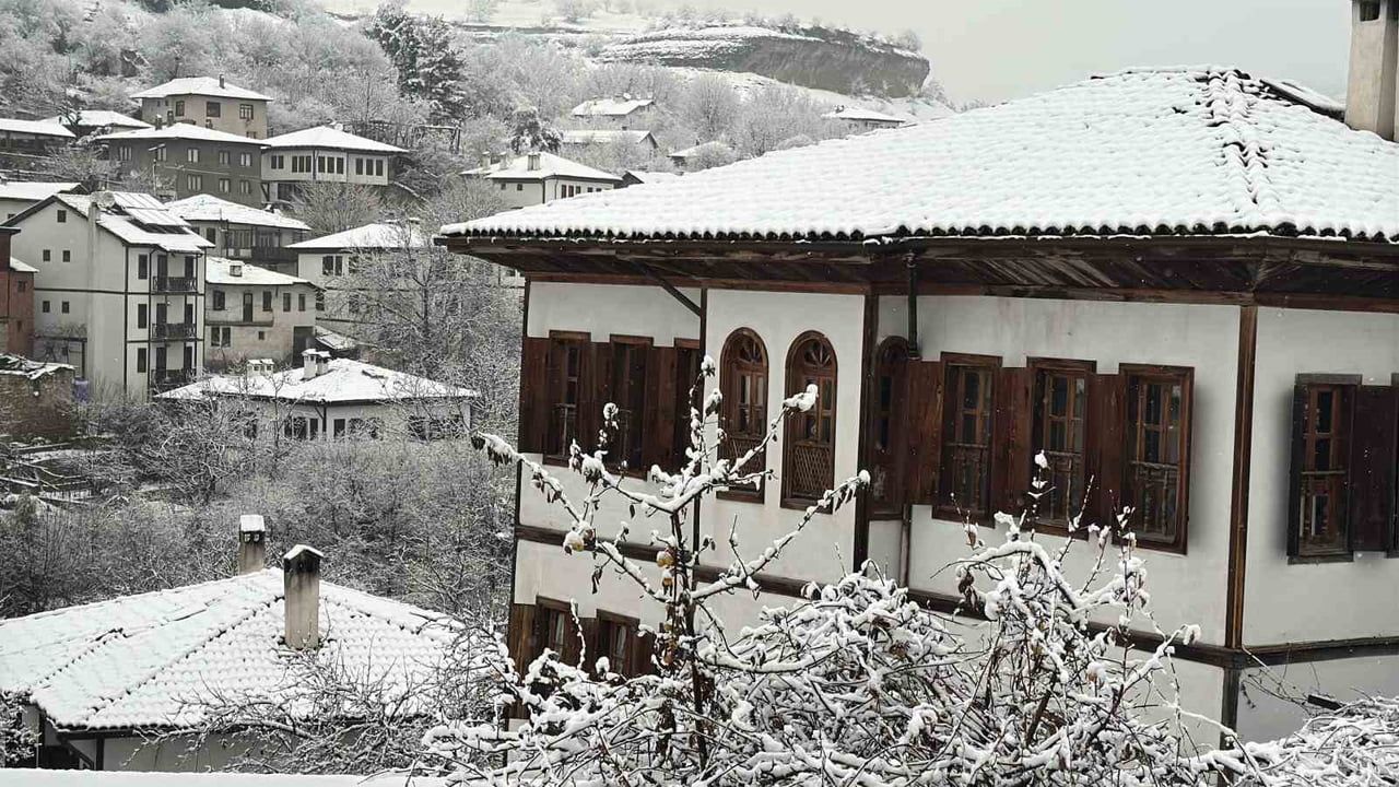 Safranbolu’da Kar: Tarihi Konaklar ve Sokaklar Beyaz Örtüyle Kaplandı