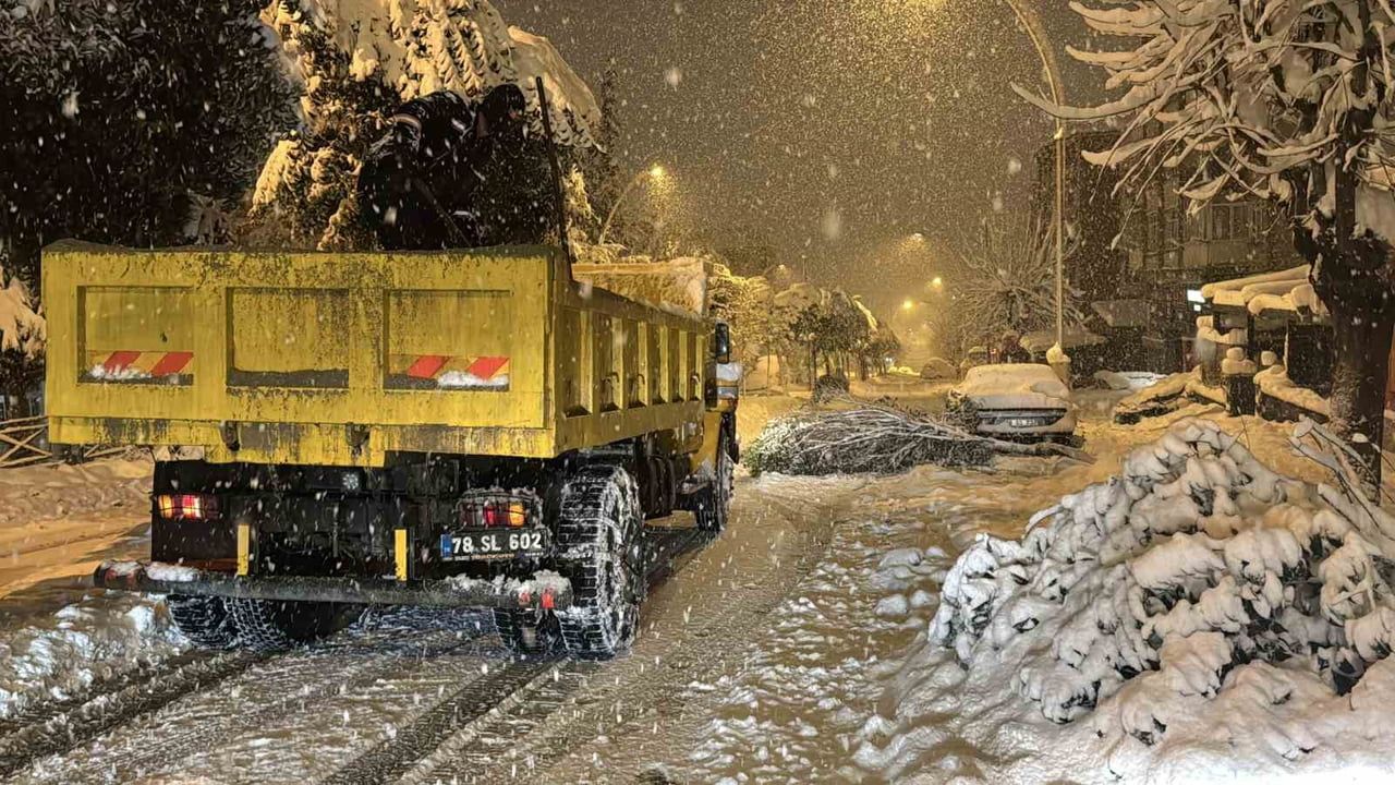 Safranbolu'da kar yükü ağaç dallarını kırdı; belediye ekipleri temizleme çalışması başlattı