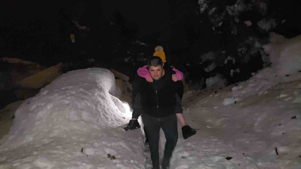 Safranbolu'da mahsur kalan engelli anne ve kızı belediye ve KARDOFF ekiplerince kurtarıldı