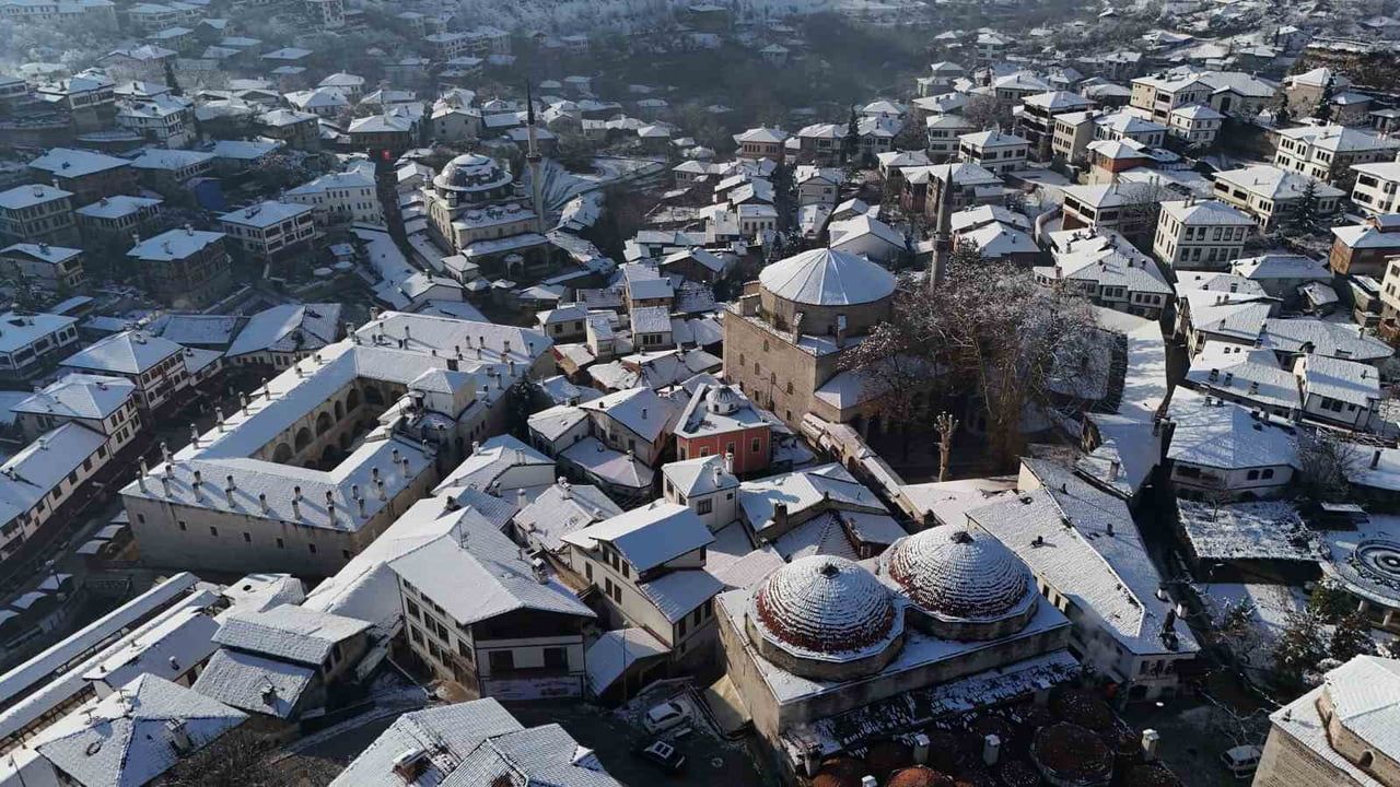 Safranbolu'da 'Osmanlı'nın parmak izi' karla kaplandı: Tarihi Çarşı kartpostallık görüntüler sundu