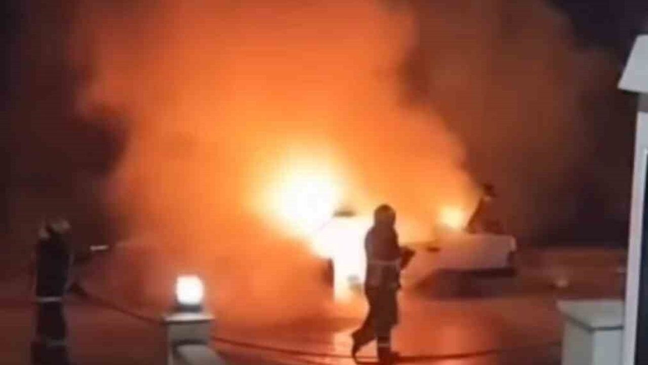 Safranbolu'da Park Halindeki Otomobil Alev Aldı, Tamamen Kullanılamaz Hale Geldi