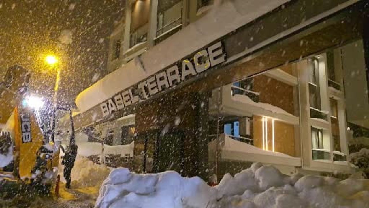 Safranbolu'da Site Girişindeki Dekoratif Taç, Kar Yükünü Taşıyamayınca Yıkılma Tehlikesi Oluştu