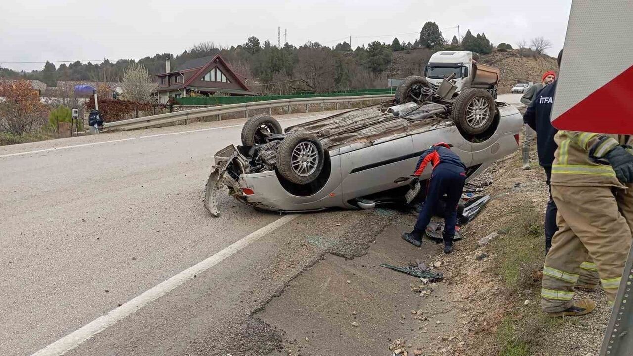 Safranbolu'da takla atan otomobilde sürücü yara almadan kurtuldu