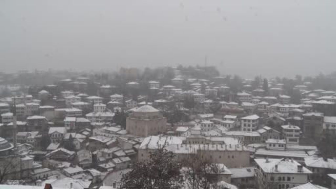 Safranbolu'da tarihi konaklar karla örtüldü: UNESCO mirası beyaza büründü