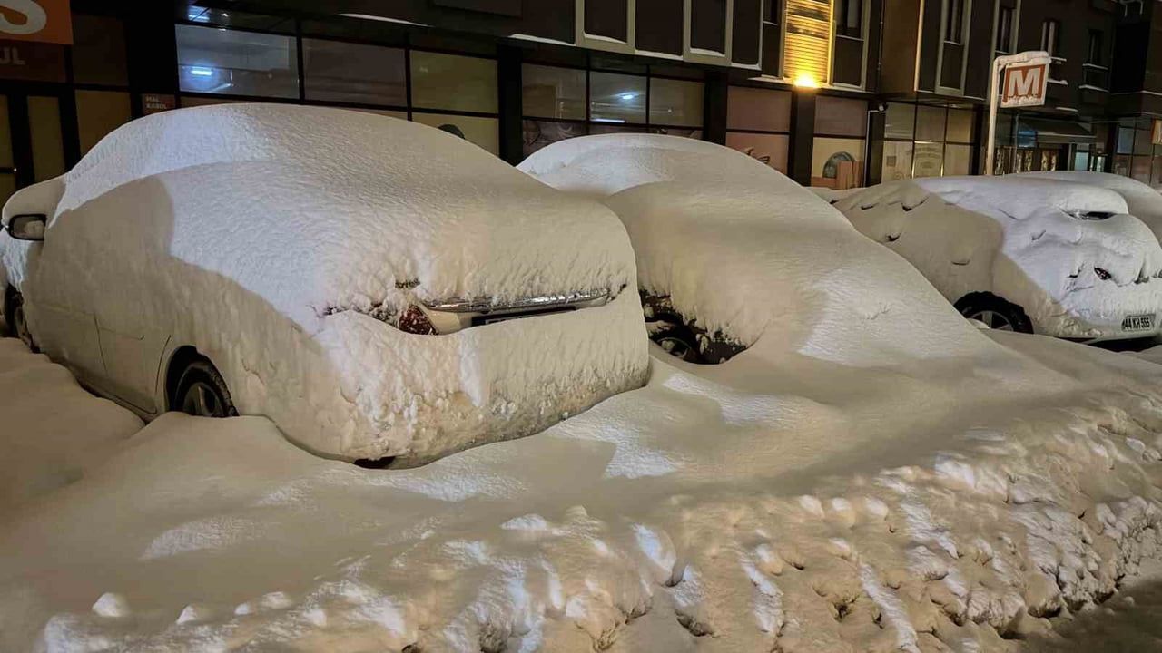 Safranbolu'da Yoğun Kar: Park Halindeki Araçlar Karla Kaplandı