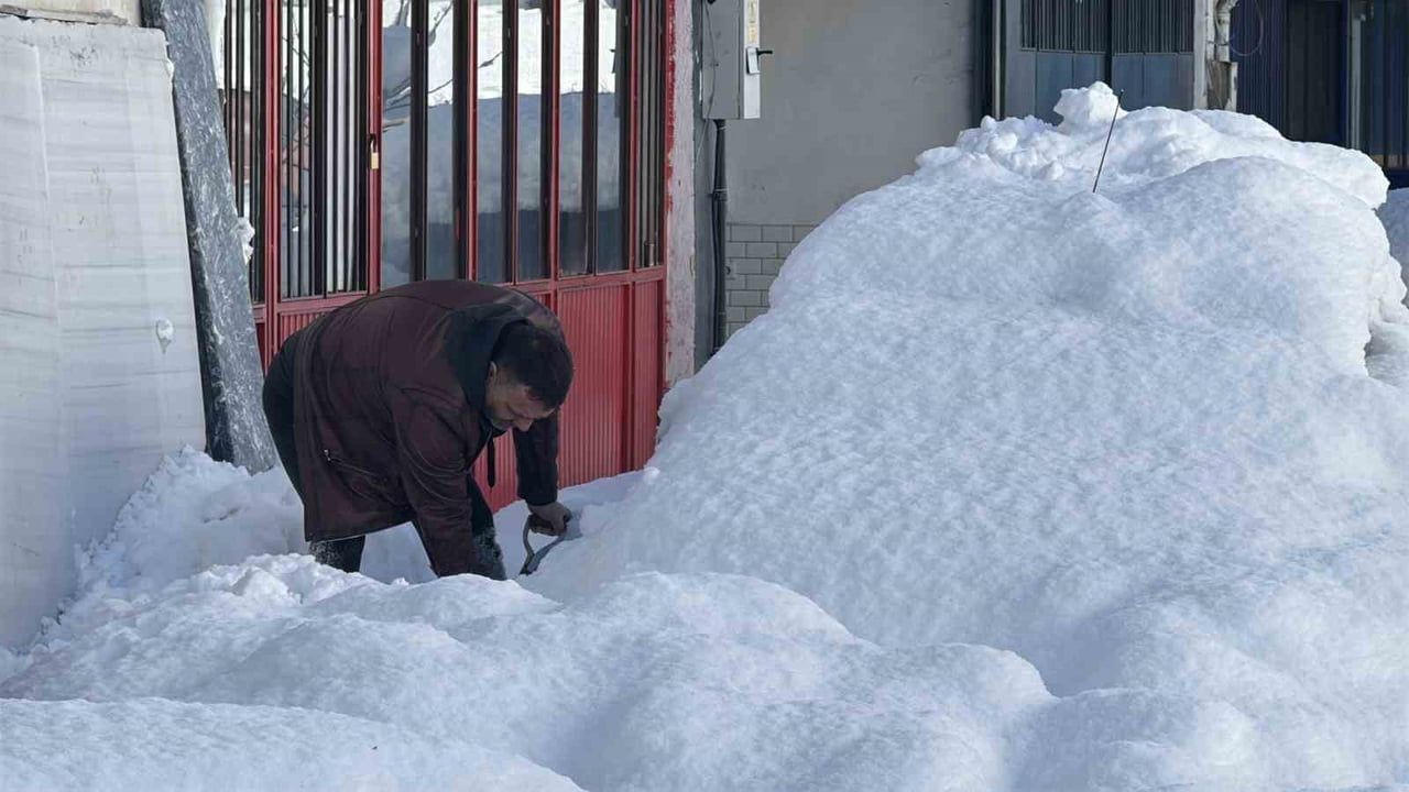 Safranbolu Sanayi Sitesi'nde esnaf kar temizliğiyle işbaşına geçti