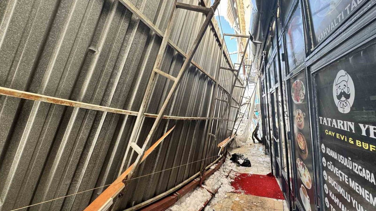 Safranbolu sanayi sitesinde sundurmalar yoğun kar birikimi nedeniyle çöktü