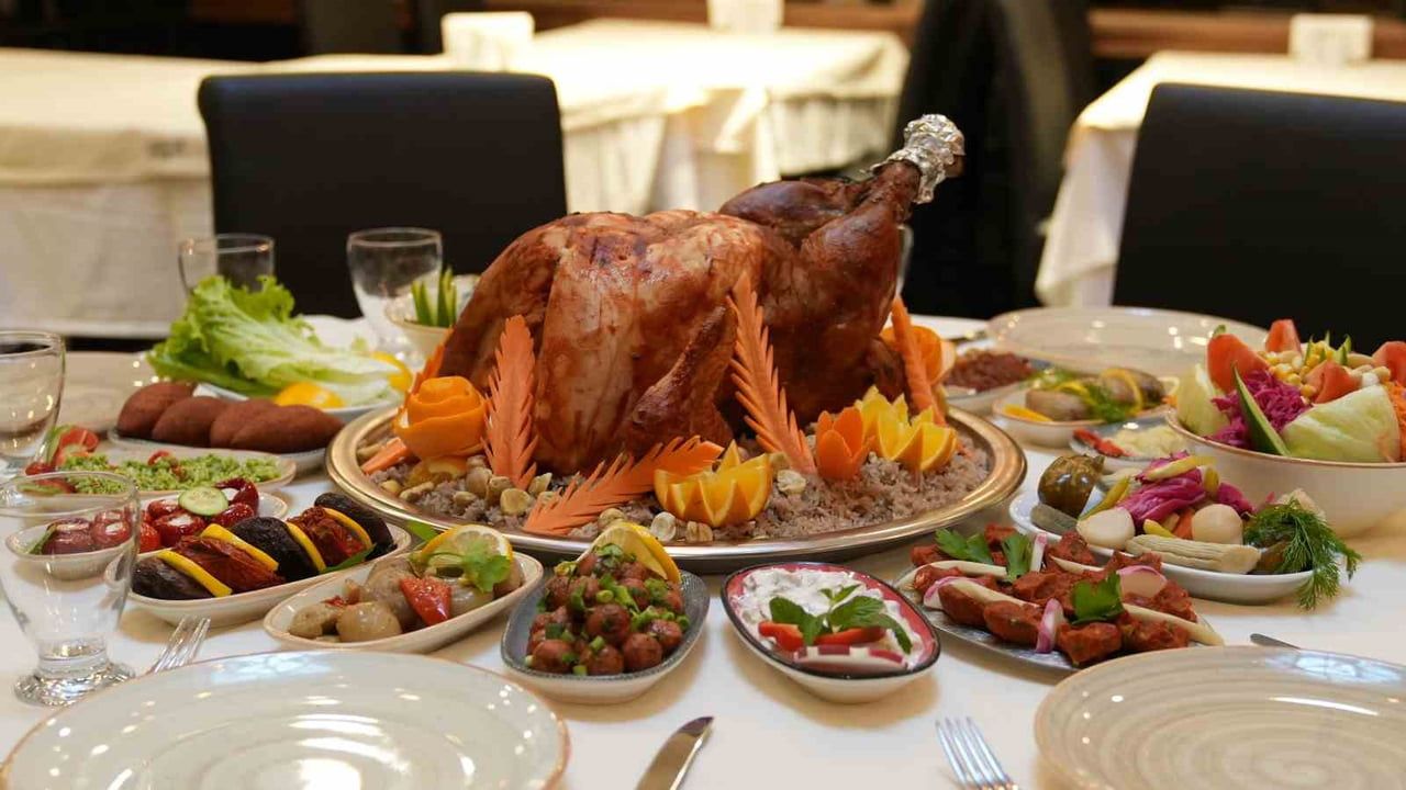 Sahan'dan yılbaşı sofralarına kestaneli bademli iç pilavlı hindi