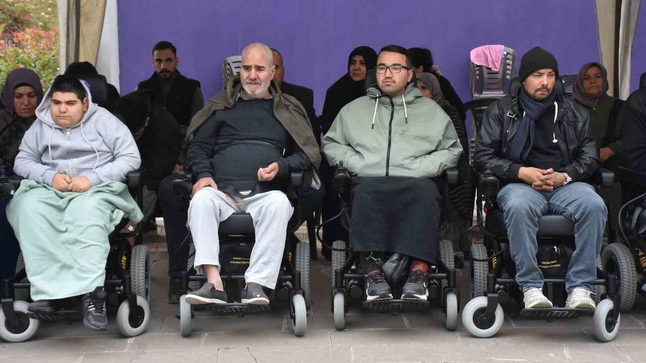 Şahinbey Belediyesi 177 Engelliye Akülü ve Manuel Tekerlekli Sandalye Dağıttı