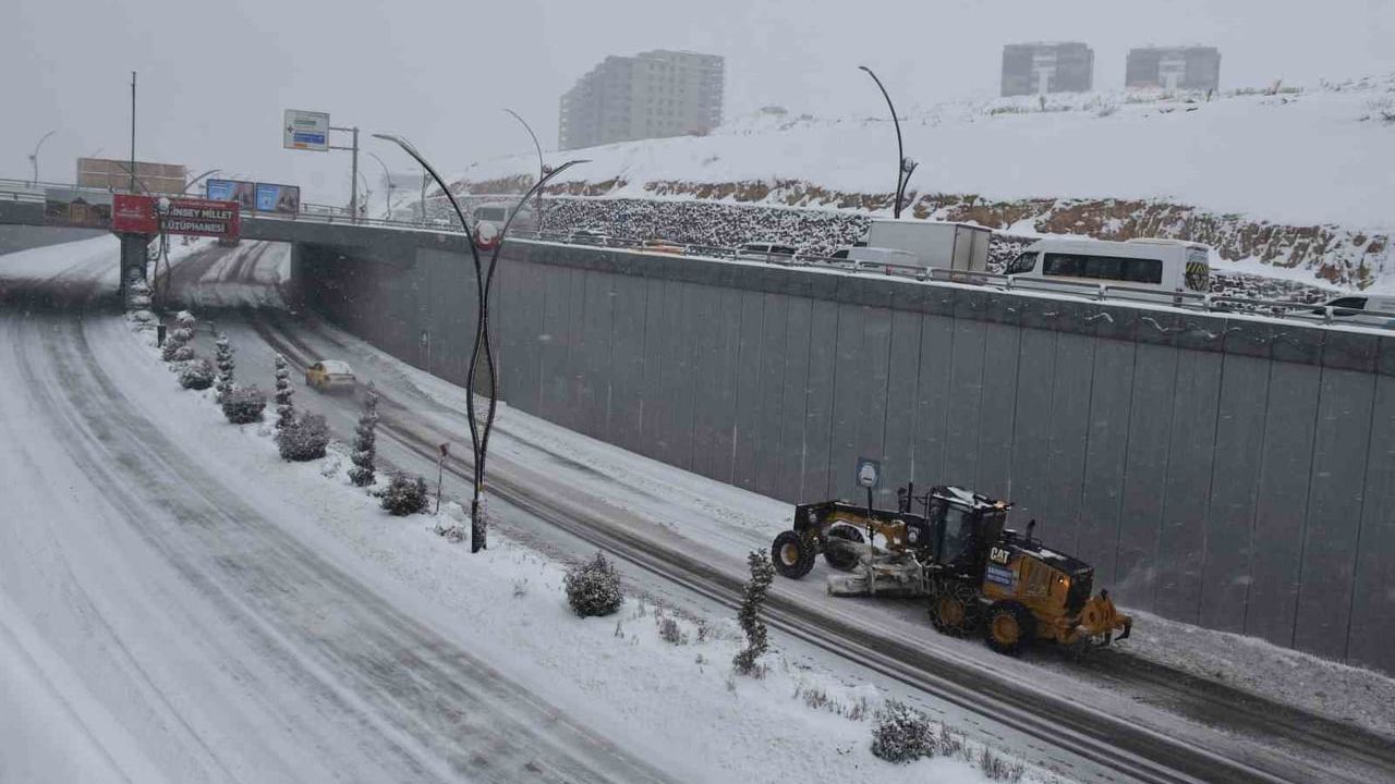 Şahinbey Belediyesi, Gaziantep’te karla mücadeleyi 24 saat sürdürüyor