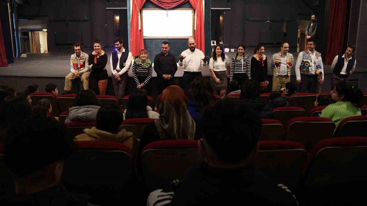 Sahneye Renk Geldi: 150 çocuk Devlet Tiyatrosu'nda sanatla buluştu
