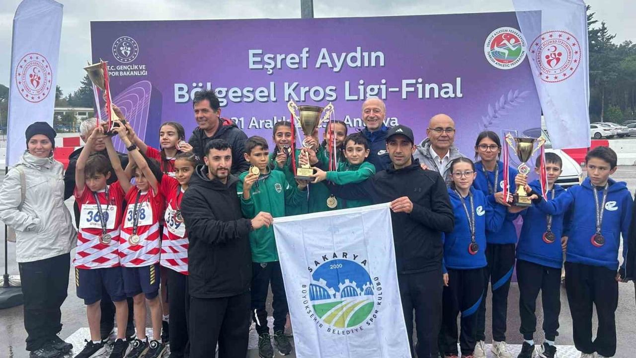 Sakarya Büyükşehir Atletizm Takımı Antalya'da U12 Mix Karışıkta Türkiye Şampiyonu