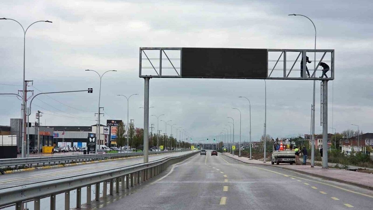 Sakarya Büyükşehir, DMS ekranını Karaman Yolu'ndaki Sebahattin Zaim Bulvarı'na taşıdı