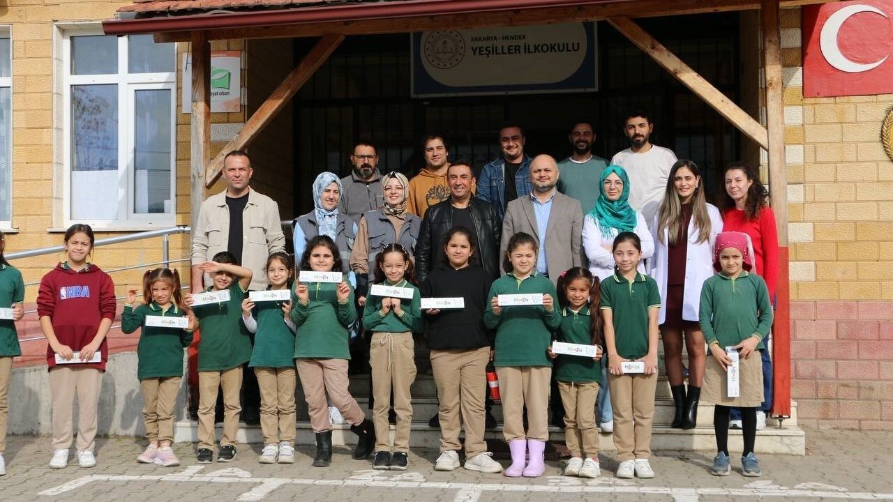 Sakarya'da 'Bir Hikaye Bin Neşe' projesi Hendek Yeşiller İlkokulu'nda