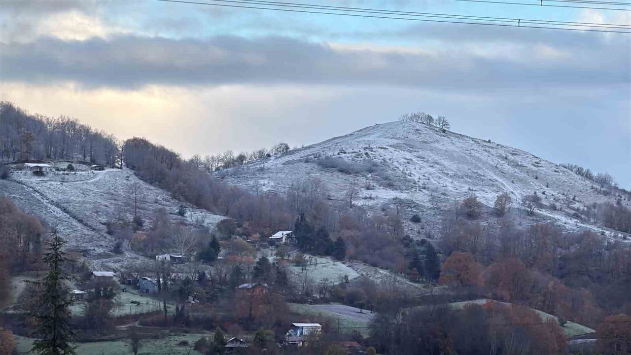 Sakarya'da kampüs bölgesinde kısa süreli kar yağışı: Yaklaşık 5 dakika sürdü