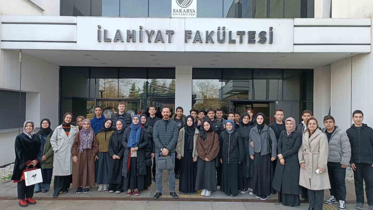 Sakarya'da liseliler 'Geleceğime Yön Veriyorum' projesiyle üniversite ortamını tanıdı