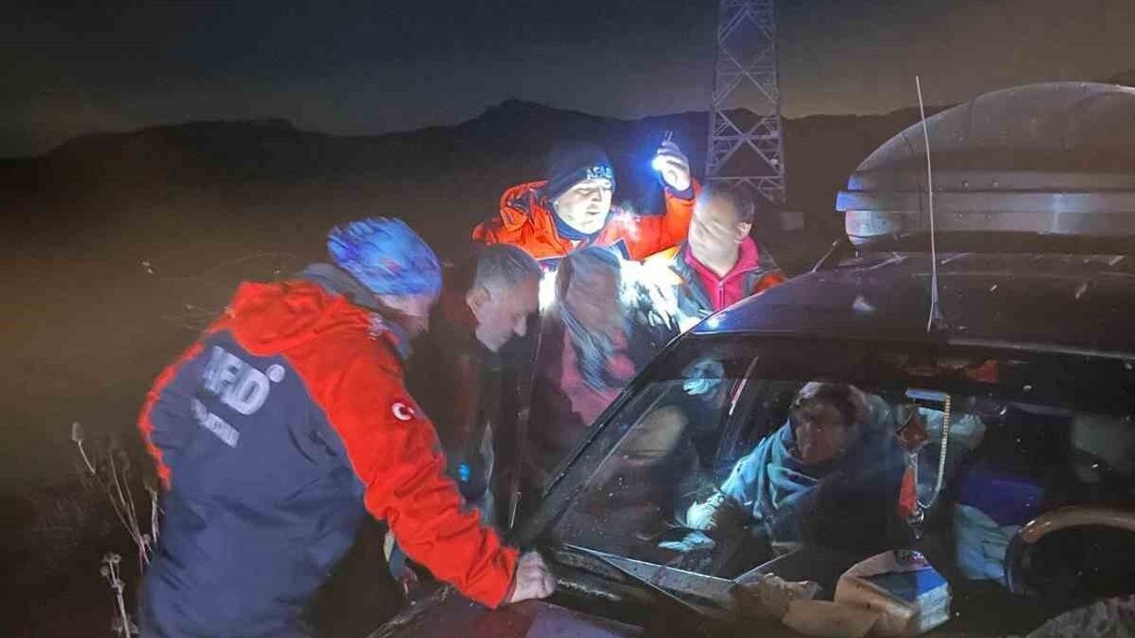 Sakarya’da yaylada kaybolan yaşlı çift saatler sonra bulundu; anlar cep telefonu kamerasında