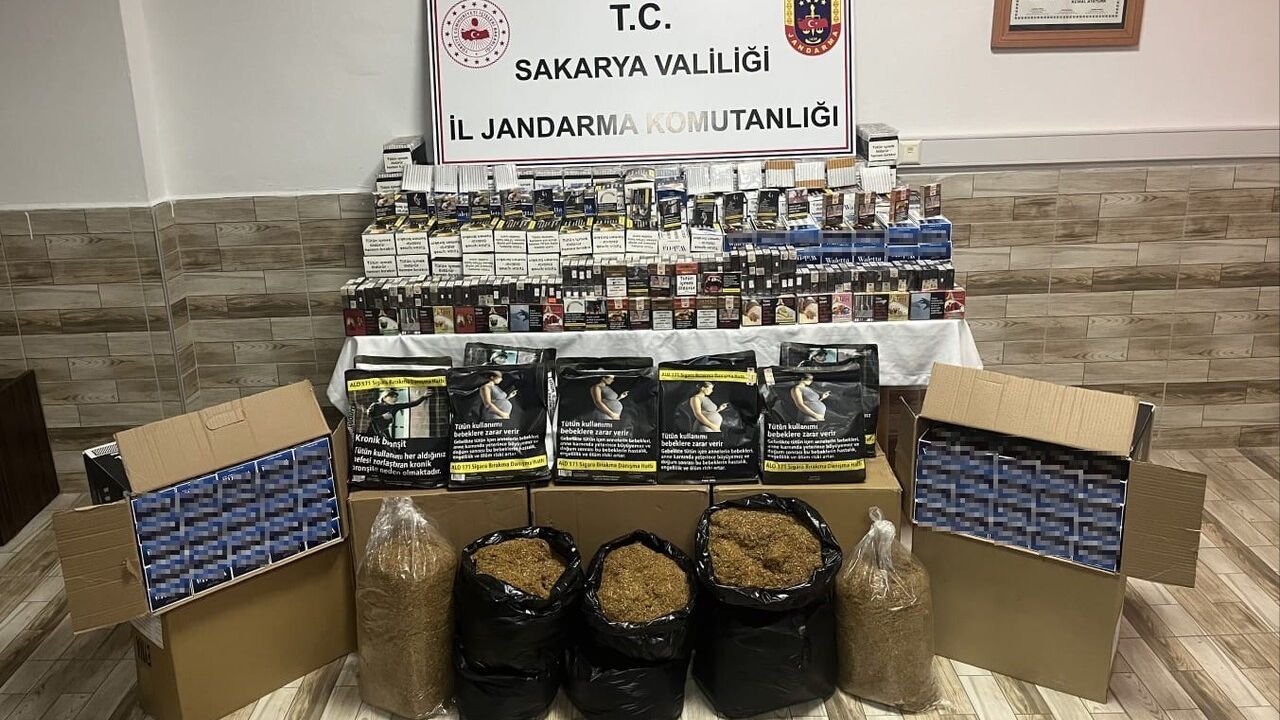 Sakarya'nın Karasu ilçesinde kaçakçılık operasyonu: 1 şüpheli gözaltında, çok sayıda tütün ve makaron ele geçirildi