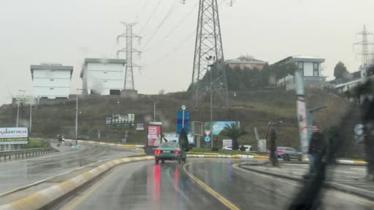 Sakarya'nın yüksek kesimlerinde 20 santimetreye varan kar, Hendek merkezinde de başladı