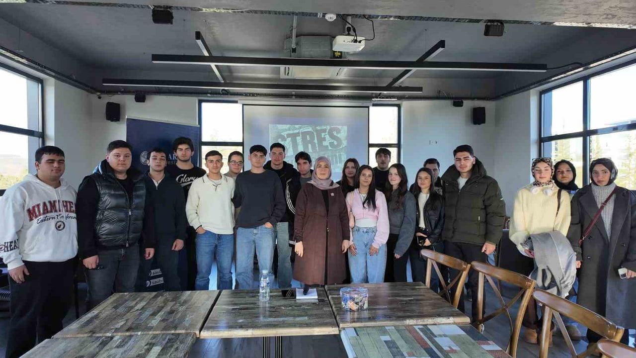 Sakarya Üniversitesi'nde lise öğrencilerine sınav kaygısı ve stresle başa çıkma yöntemleri anlatıldı