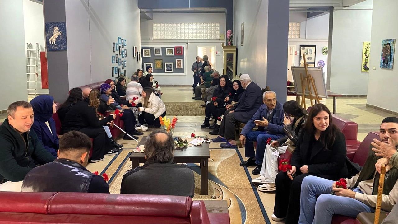 Sakarya Uygulamalı Bilimler Üniversitesi Öğrencileri Hendek Nişancı Huzurevi'ni Ziyaret Etti