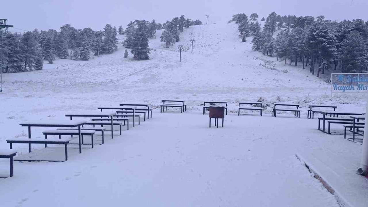 Salda Kayak Merkezi'ne mevsimin ilk karı yağdı