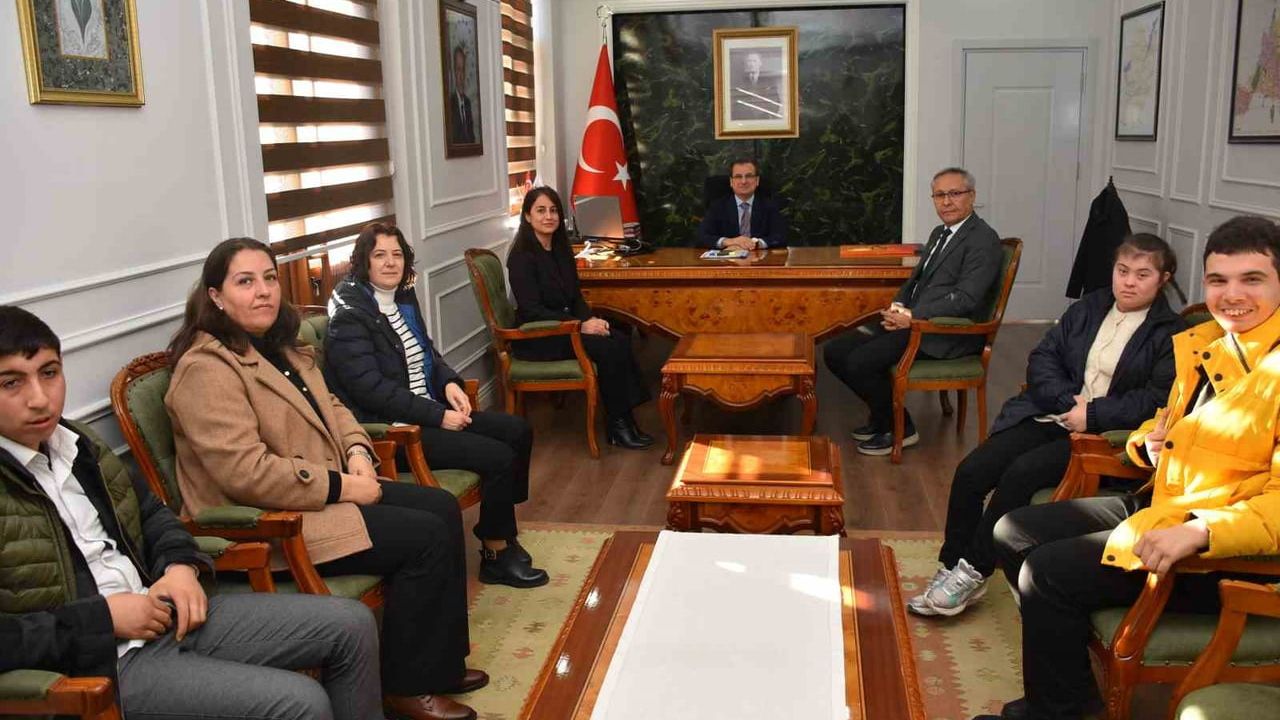 Salihli Kaymakamı Ali Güldoğan, Özel Eğitim Öğrencilerini Makamında Ağırladı