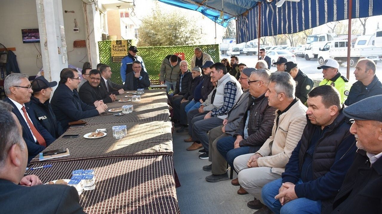 Salihli Kaymakamı Ali Güldoğan Sarıpınar Mahallesi'nde Vatandaşların Taleplerini Dinledi