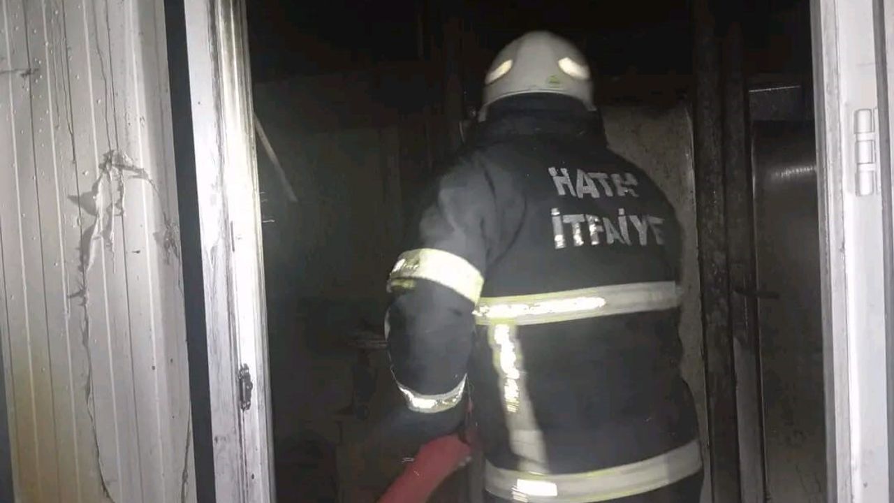 Samandağ Atatürk Mahallesi'nde konteyner yangını; diğer konteynerlere sıçramadan söndürüldü