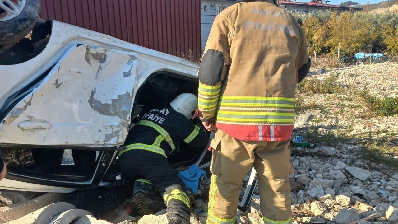 Samandağ Kuşalanı’nda takla atan otomobilin sürücüsü yaralandı, itfaiye kurtardı