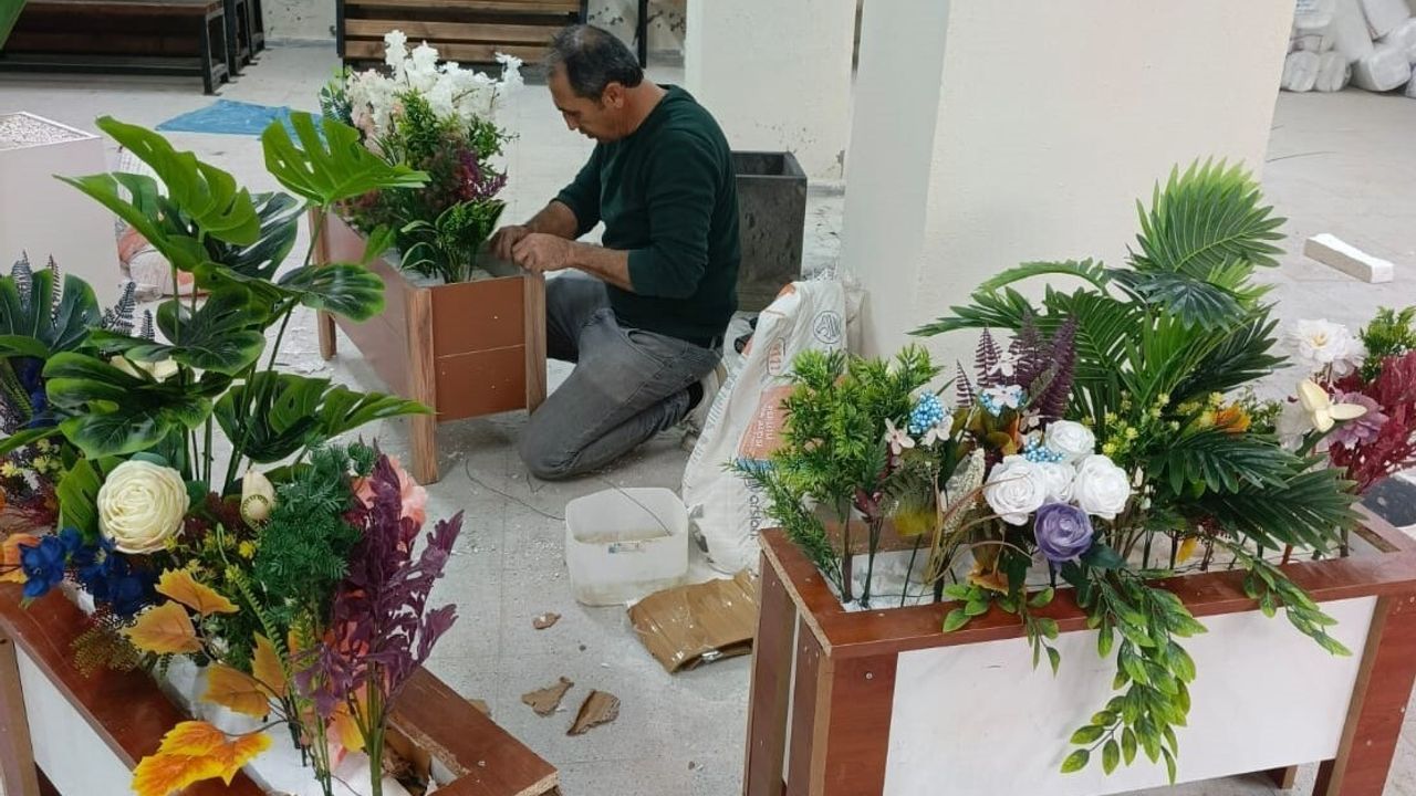 Samsat Safvan Bin Muattal Anadolu İmam Hatip Lisesi’nde temizlik görevlisi atıkları değerlendiriyor