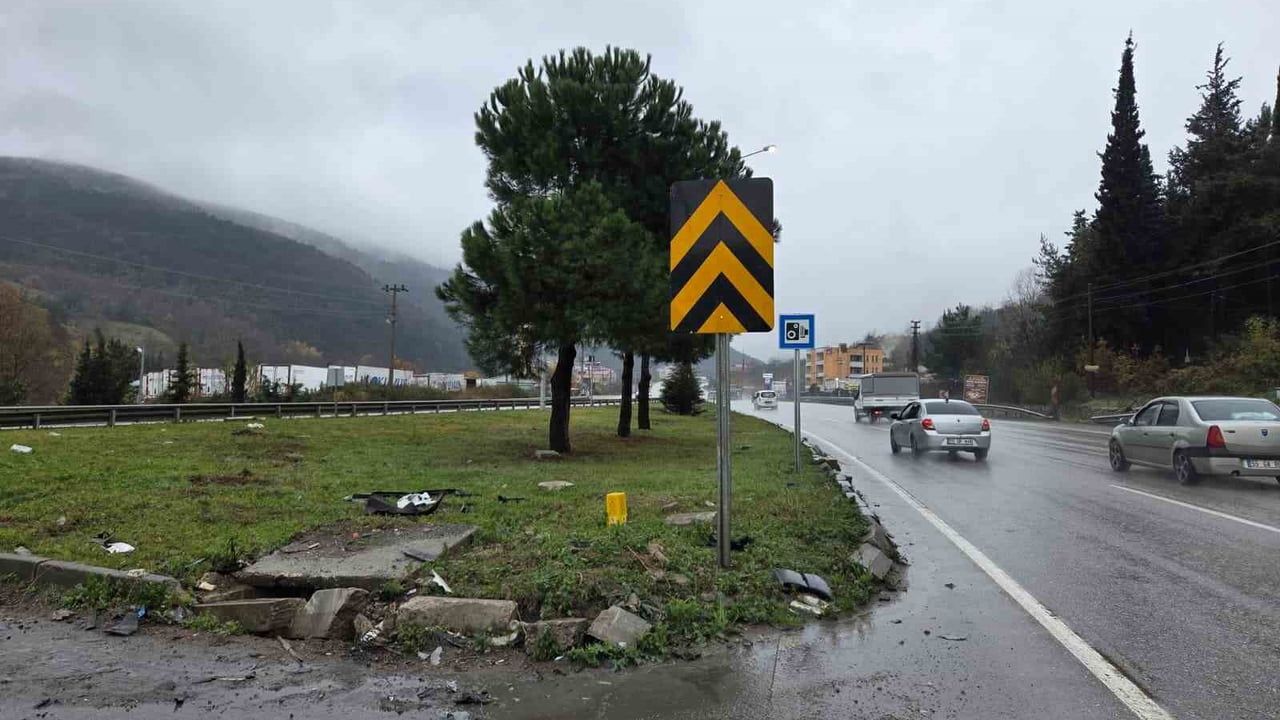 Samsun-Ankara yolu Sarıışık'ta kaza: Otomobil ile hafif ticari araç çarpıştı, 2 kadın hafif yaralandı