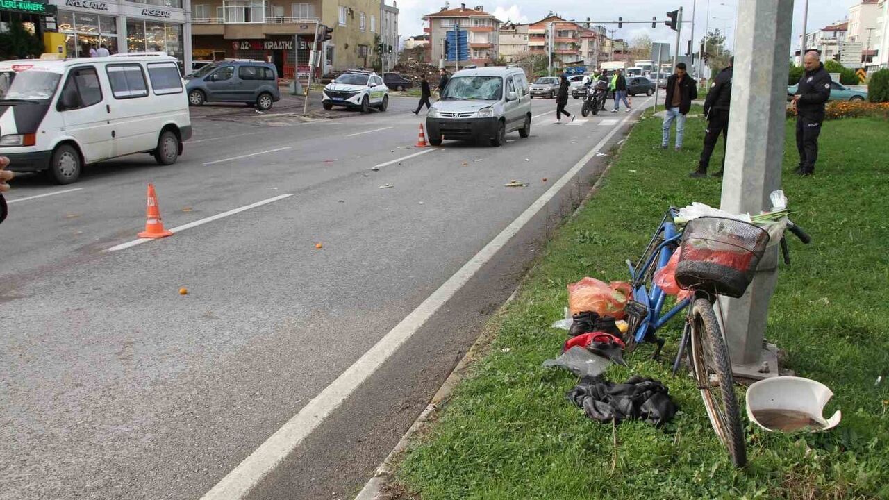 Samsun Çarşamba'da hafif ticari araç bisikletliye çarptı: 77 yaşındaki sürücü ağır yaralandı