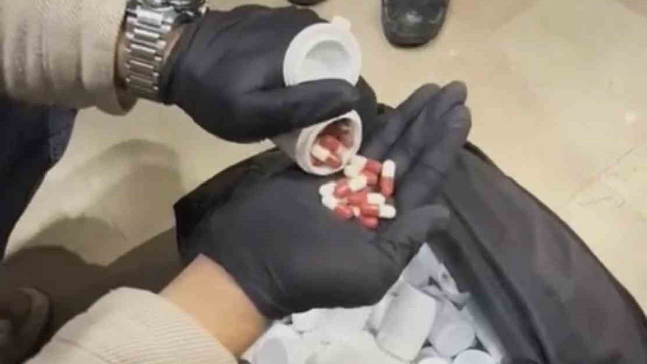 Samsun'da apartman yöneticisi jandarma operasyonunda 7 bin sentetik ecza hapla yakalandı