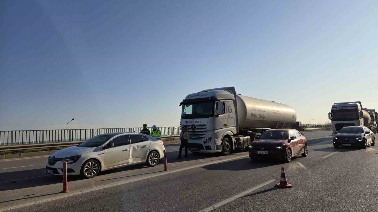 Samsun'da Ardışık Trafik Kazaları: LPG Yüklü Tankerin Otomobile Çarpması Maddi Hasarla Sonlandı