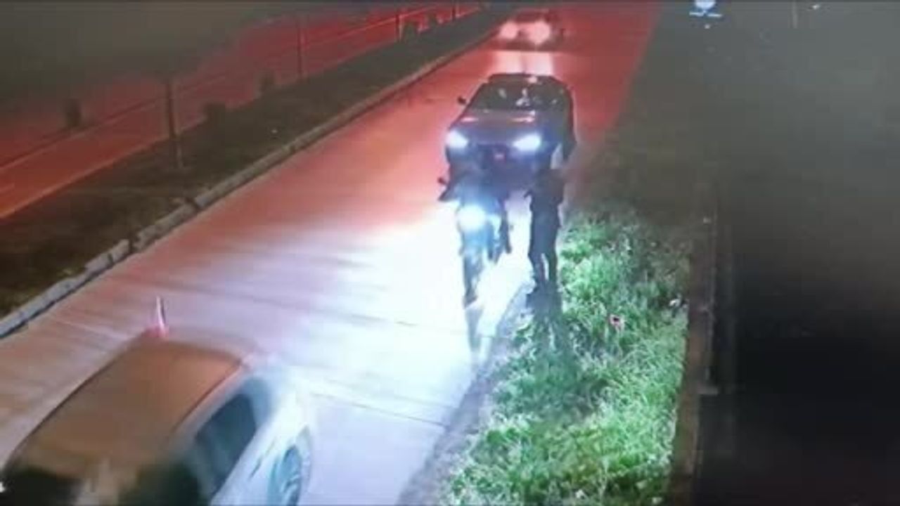 Samsun'da 'dur' ihtarına uymayan sürücünün Yunus polisiyle çarpışma anı güvenlik kamerasında