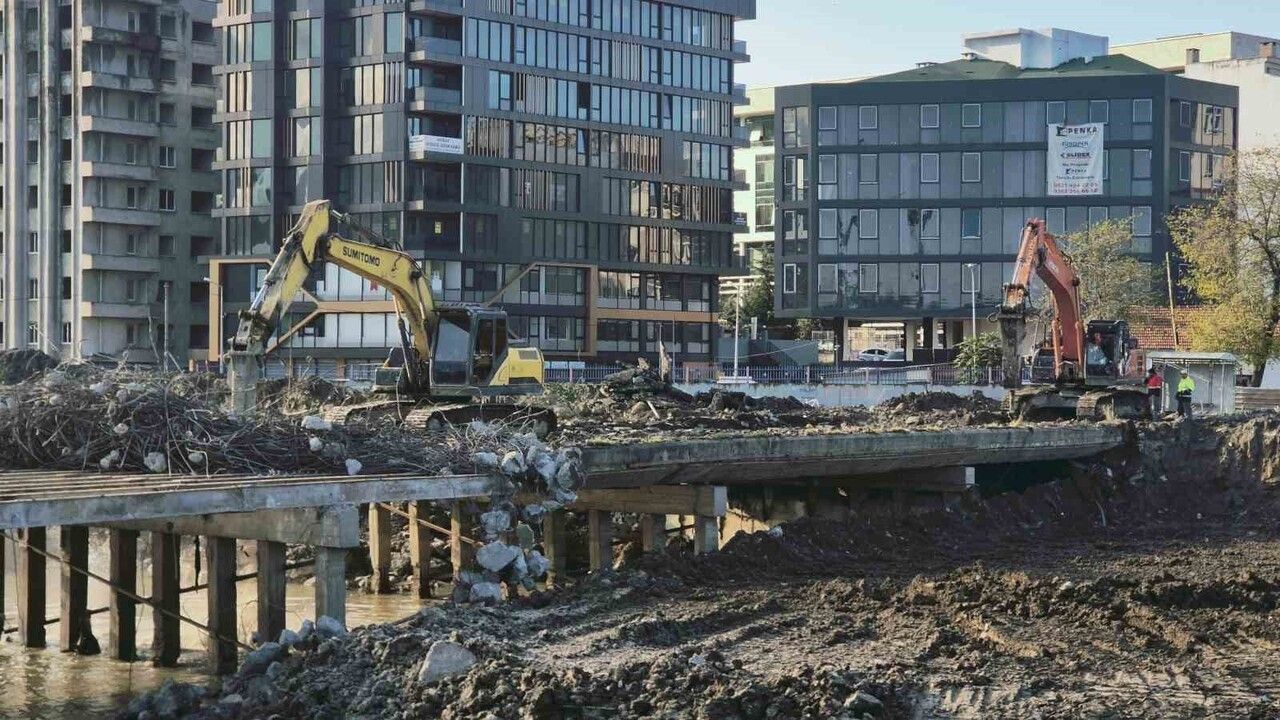 Samsun'da korozyon tespit edilen köprünün yıkımına başlandı — Mert Irmağı Islahı kapsamında yenileme