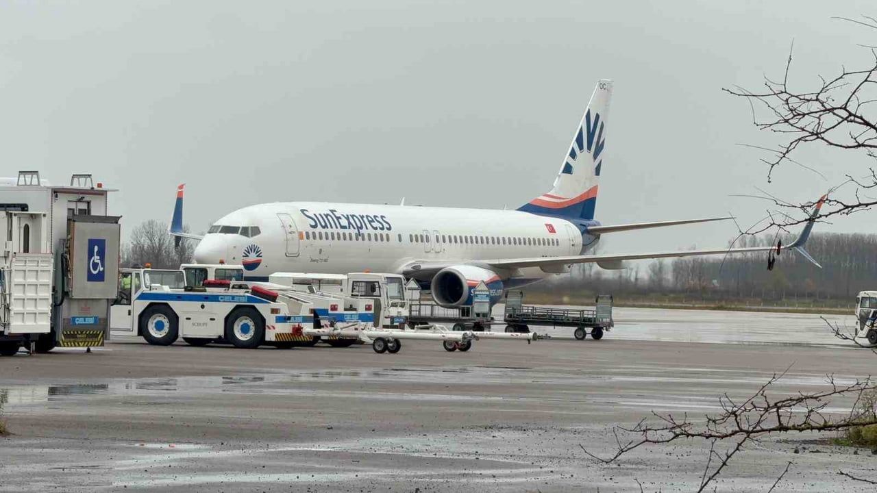 Samsun'da martı sürüsüne çarpan SunExpress uçağı aprona döndü, kontroller sonrası havalandı
