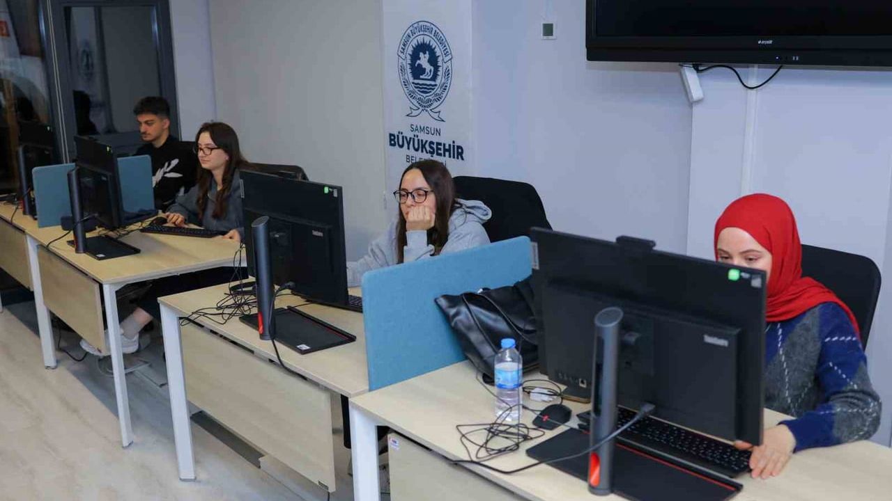 Samsun'da Petek Genç Dijital Gençlik Merkezi'nde 'Python ile Veri Analizi' kursu devam ediyor