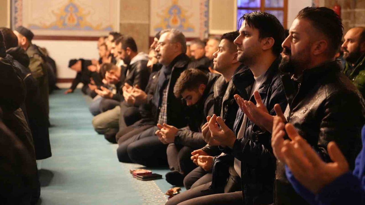 Samsun’da Regaip Kandili Samsun Büyük Camii’nde Dualar ve İbadetle İdrak Edildi