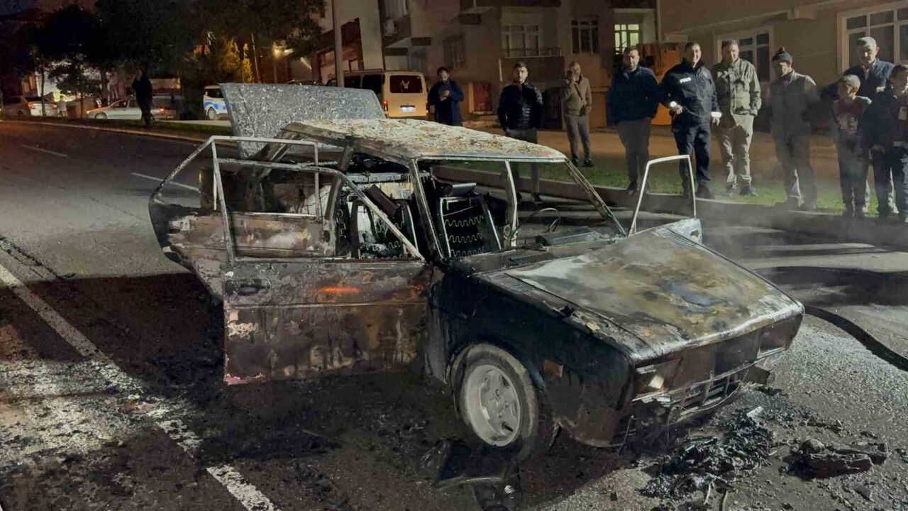 Samsun'da seyir halindeki otomobil alev alarak kullanılamaz hale geldi