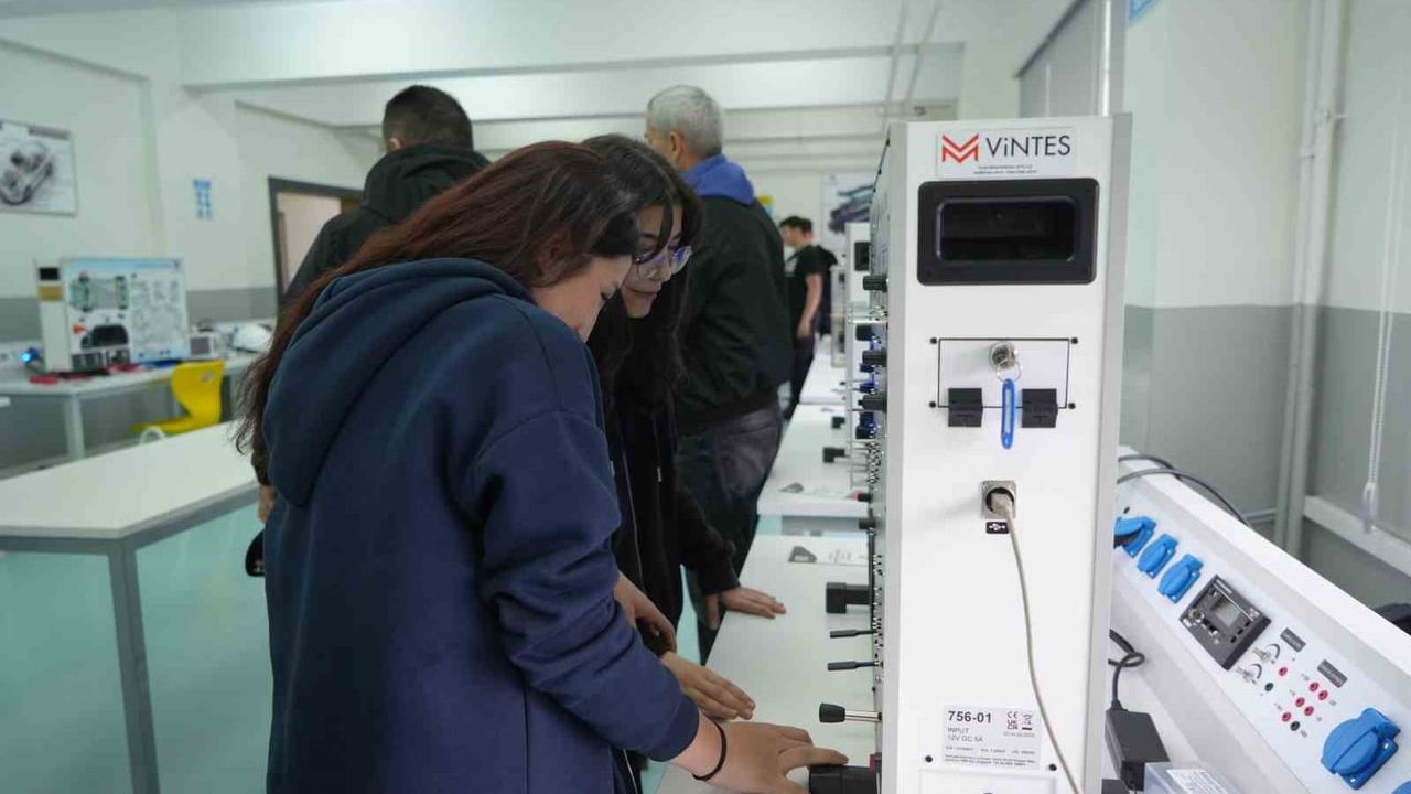 Samsun'da Türkiye'nin İlk Kapsamlı Elektrikli Araçlar Eğitim Merkezi Açıldı