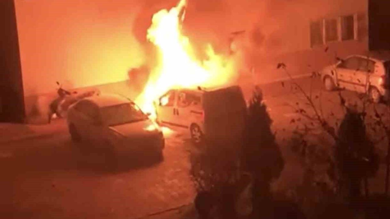 Samsun İlkadım'da park halindeki otomobil tamamen yandı; sahibi yakanın bulunmasını istedi