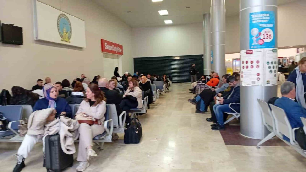 Samsun-İzmir seferinde SunExpress uçağı kalkışta martı sürüsüne çarptı, sefer iptal edildi