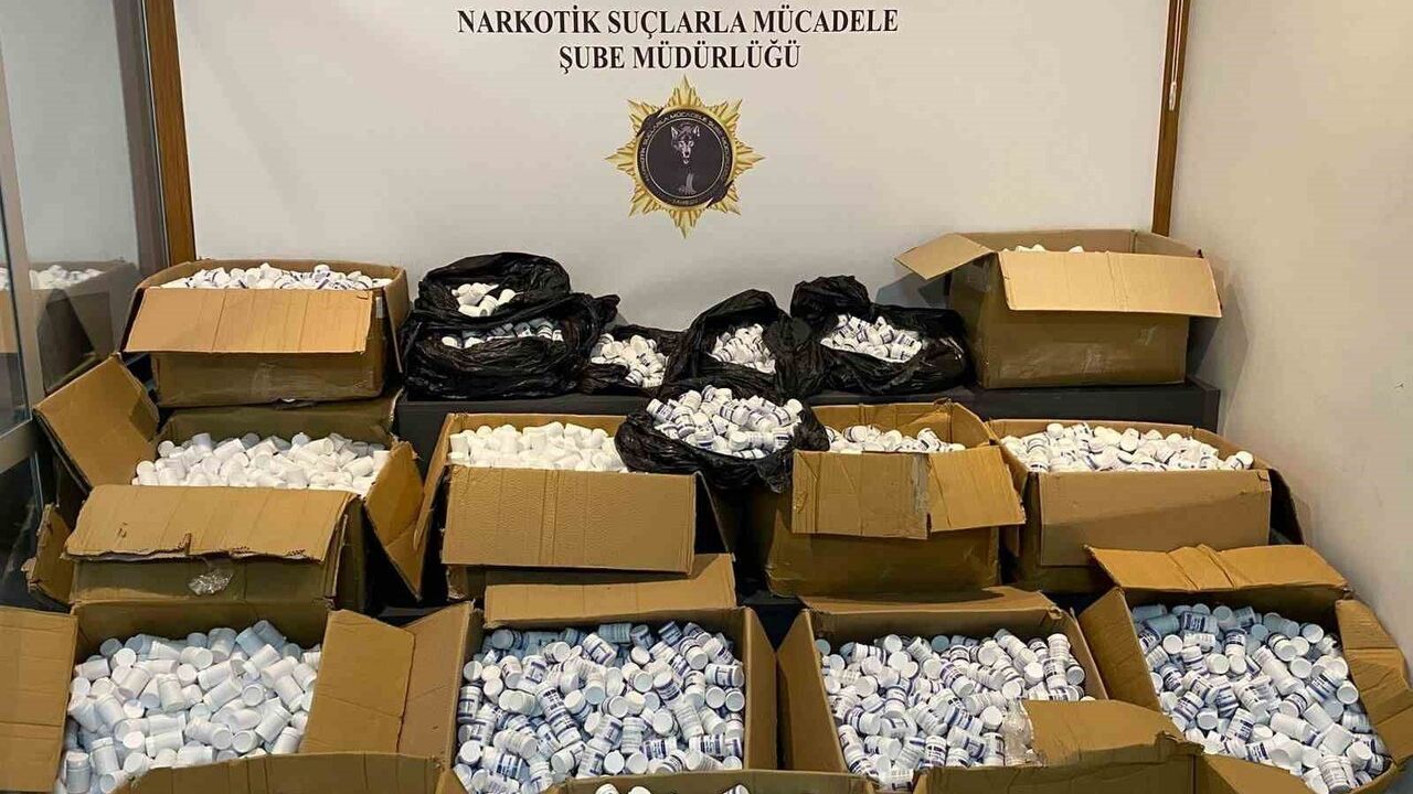 Samsun Kavak'ta 3 araçta 350 bin uyuşturucu hap ele geçirildi