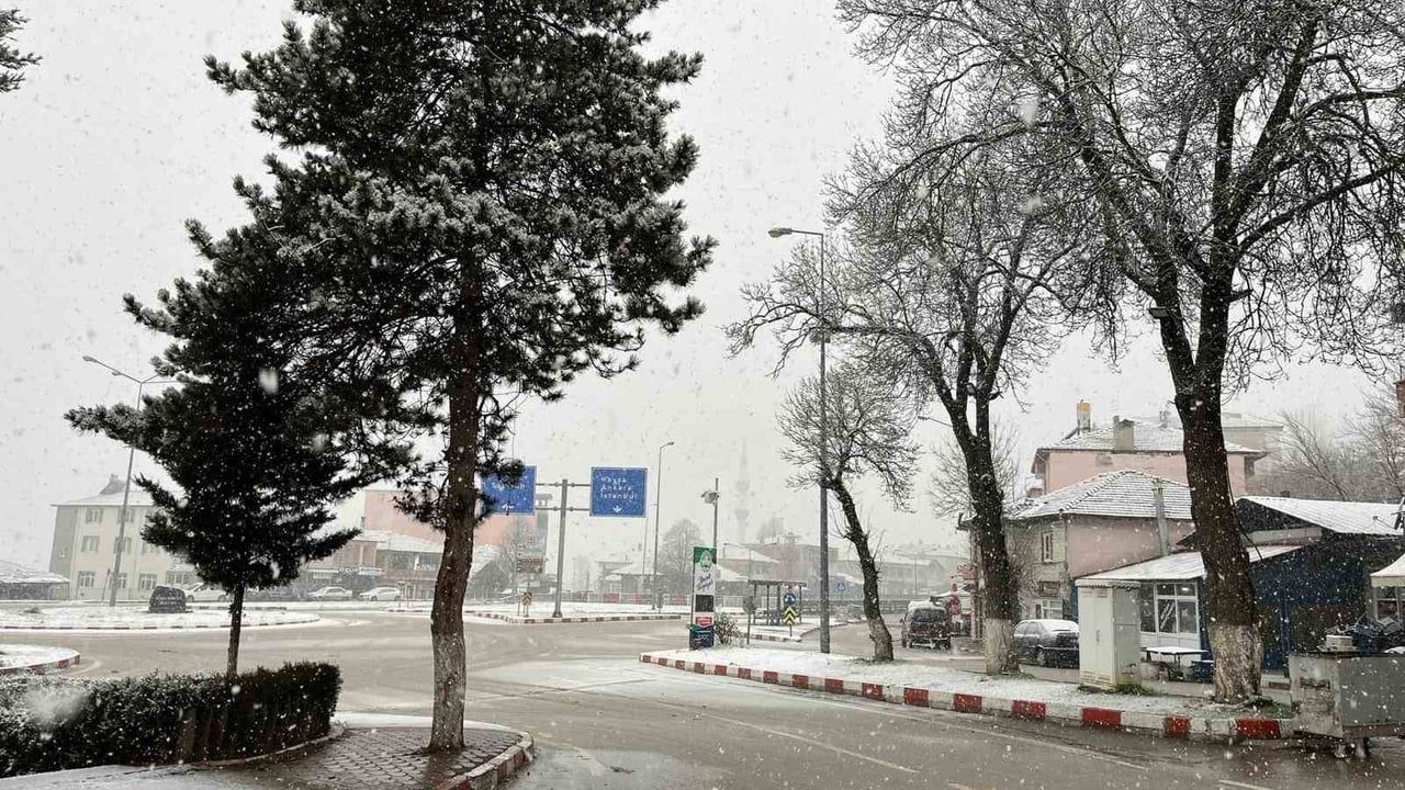 Samsun Kavak'ta Gece Başlayan Kar İlçeyi Beyaza Bürüdü