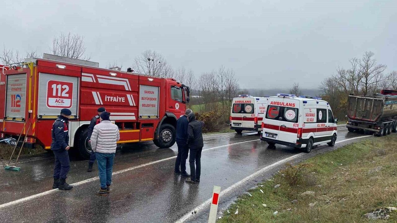 Samsun Kavak'ta hafif ticari araç kamyona çarptı: 2 yaralı
