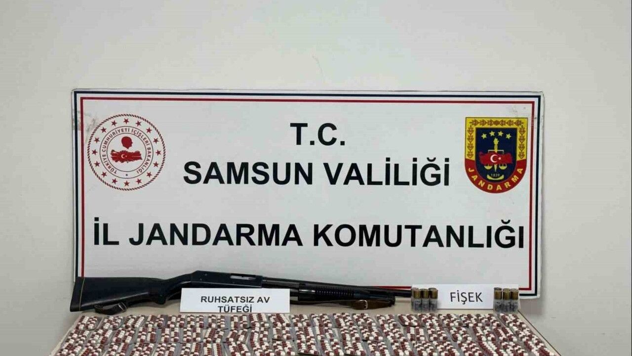 Samsun Kavak’ta jandarma operasyonu: 2 şüpheli gözaltına alındı, bin 500 sentetik ecza hap ele geçirildi
