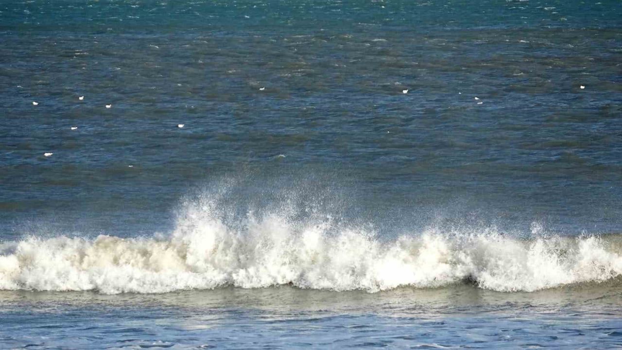 Samsun sahilinde fırtına izleri: Karadeniz dalgaları taşları kıyıya savurdu