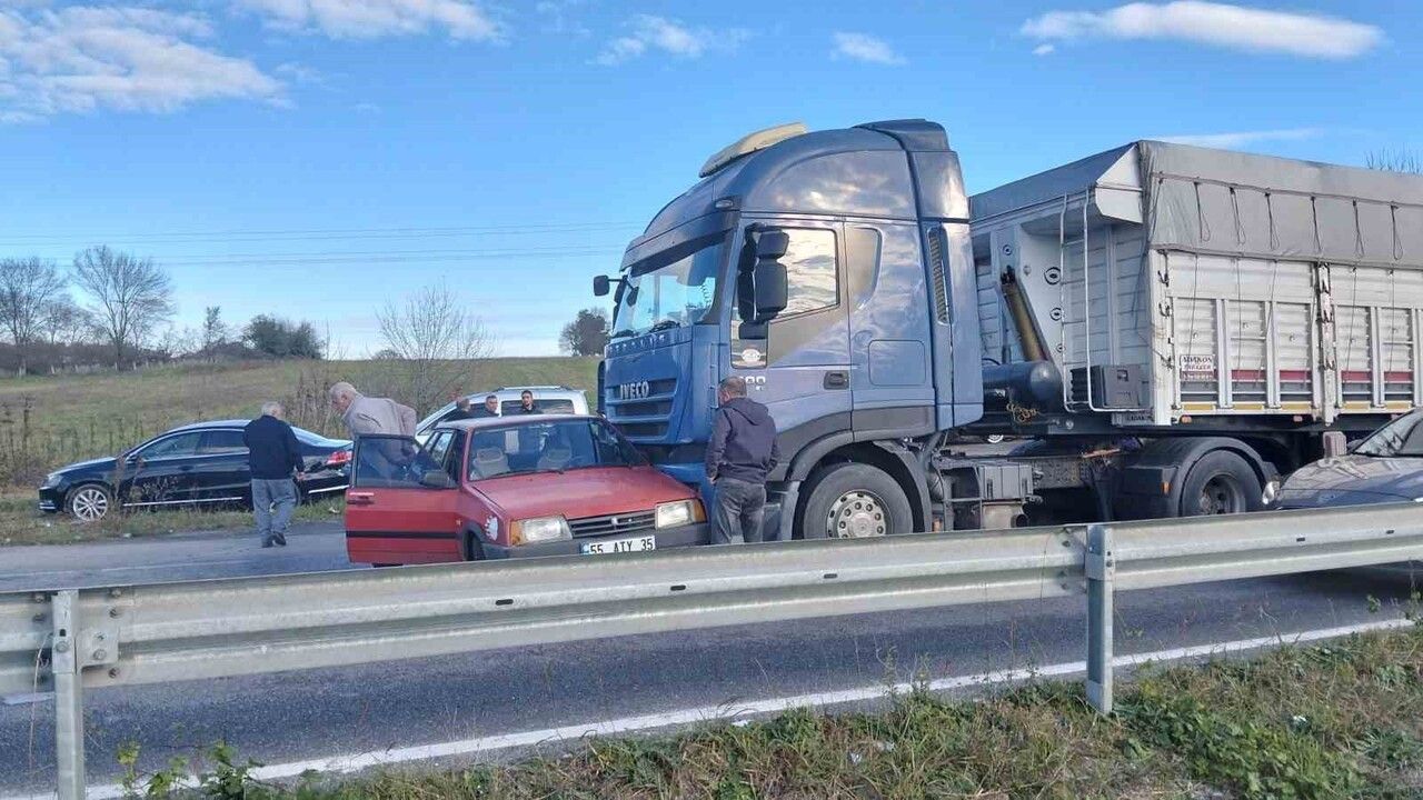 Samsun-Sinop Karayolunda Tırın Arkadan Çarptığı Otomobil 20 Metre Sürüklendi
